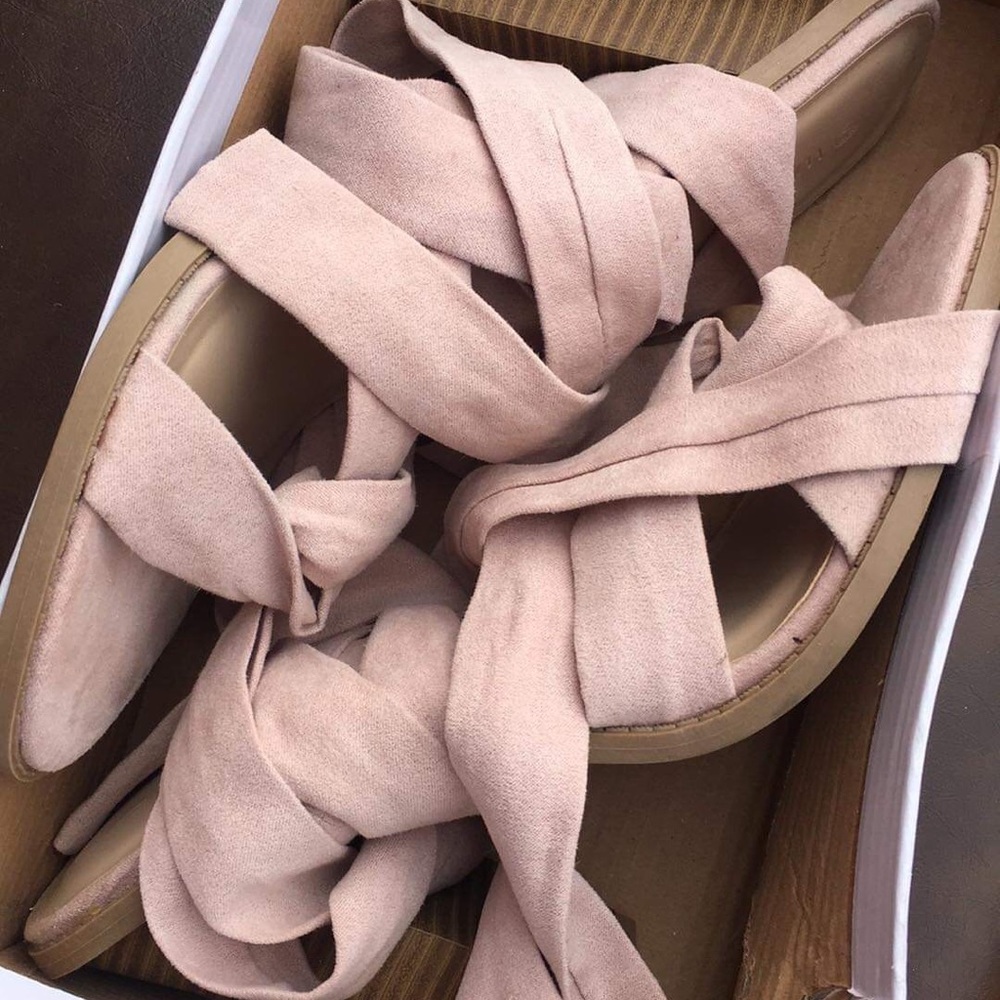 Tie up the legs beige heels are so cute size 7 1/2